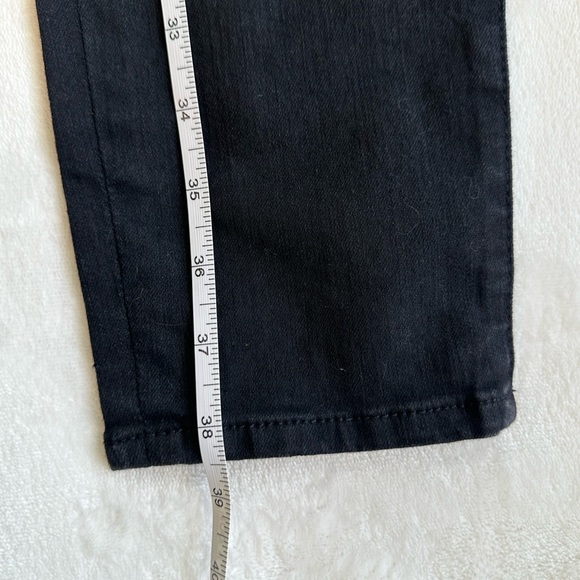 Kut from the Kloth black Denim Pants
Size 0
Brand Kut
Color Black - Picture 9 of 10